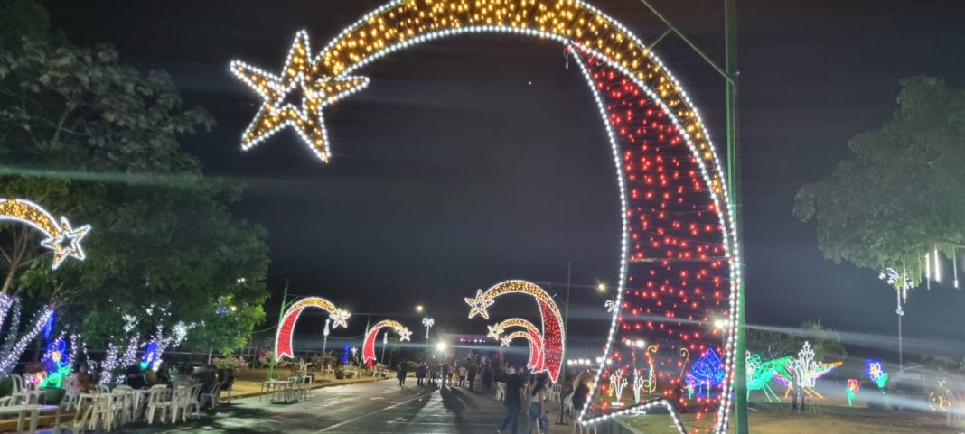 Com muita emoção e alegria, multidão prestigia inauguração da Iluminação Natalina de Caracol