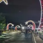 Com muita emoção e alegria, multidão prestigia inauguração da Iluminação Natalina de Caracol
