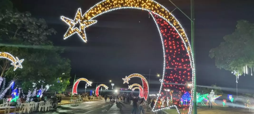 Com muita emoção e alegria, multidão prestigia inauguração da Iluminação Natalina de Caracol